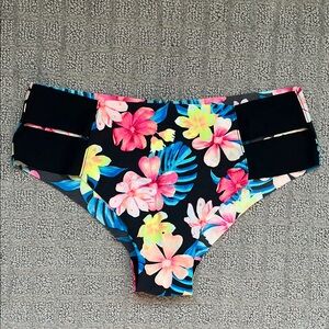 PINK Victoria's Secret Seamless Cheekster Panty Tropical Floral Size Medium NWT